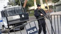 Un policia fent tasques de vigilància a Ankara