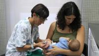 Una infermera injecta l’anticòs a un nadó en braços de la seva mare