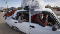 Un grup de refugiats karabakhians fuig cap a Armènia en el seu vehicle