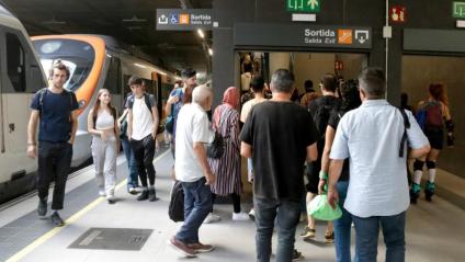 Passatgers a l’estació de Sant Andreu Comtal, una de les afectades pels retards de les línies R2 Nord i R11
