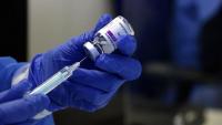 Una professional sanitària prepara una dosi de la vacuna contra la covid-19