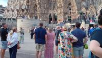 Turistes a l’exterior de la Sagrada Família