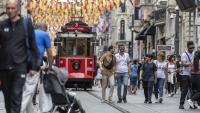 Gent caminant per Istanbul, Turquia, país al qual molta gent viatja per fer-se operacions d’estètica