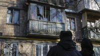 Diverses persones observen un edifici afectat per un atac amb drons rus a Kíiv, Ucraïna, el 25 de novembre passat