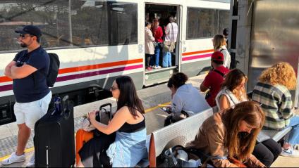Viatgers esperant a l’estació de Castelldefels el dos de maig per l’avaria a l’R2 Sud
