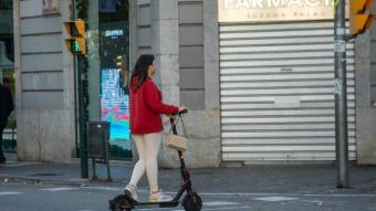 Una persona circulant en patinet elèctric per Girona