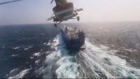 Un helicòpter operat pels houthis sobrevola el vaixell de càrrega ‘Galaxy Leader’, al mar Roig
