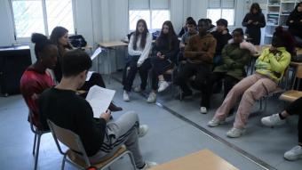 Actors llegint el text que han escrit els alumnes
