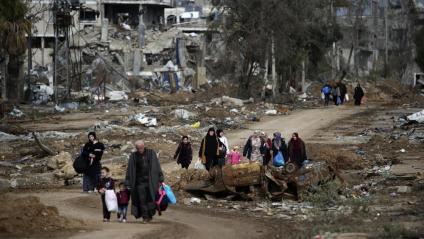 Un grup de palestins caminen des del nord de la Franja de Gaza a la part sud