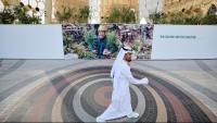 Un home camina per l’Expo City Dubai, 
			seu de la COP28