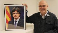 Pere Saló, dret, ahir a la tarda a la seu de Junts, amb un quadre del president Carles Puigdemont.