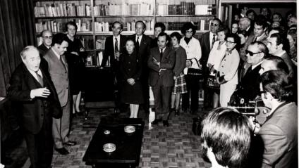 Inauguració de la Biblioteca Josep Pla a la Casa de Cultura de Palafrugell, el 1974, en ple parlament de l’escriptor, a l’esquerra.
