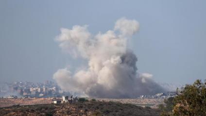 Un columna de fum s’alaça contra Beit Hanoun, al nord de Gaza, després d’un atac aeri israelià, ahir