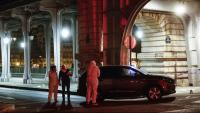 La policia forense investiga l’escenari on va produir l’agressió a París