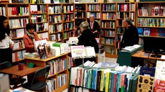 Lectors en una llibreria de Torroella de Montgrí