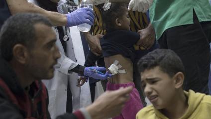 Nens palestins ferits, a l’Hospital Nasser de Khan Yunis, després dels atacs aeris israelians, avui