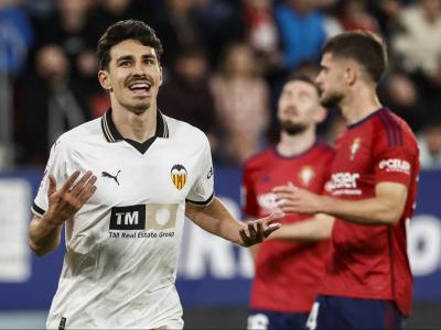 Almeida celebra el gol de la victòria del València a El Sadar