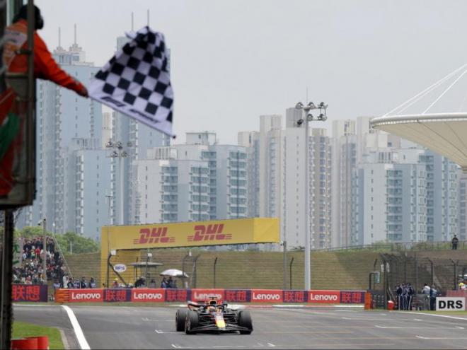 Max Verstappen creua la línia de meta al circuit de Xangai<div class="format11">EFE</div>