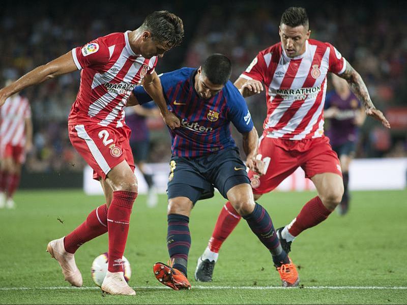 Bernardo i Aday intenten prendre la pilota a Luis Suárez en el Barça-Girona del curs 2018/19, jugat finalment al Camp Nou