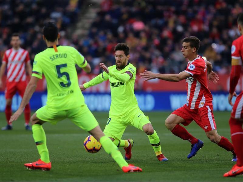Messi pressionat per Pere Pons durant el Girona-Barça del curs 2018/19, que es va jugar finalment a Montilivi