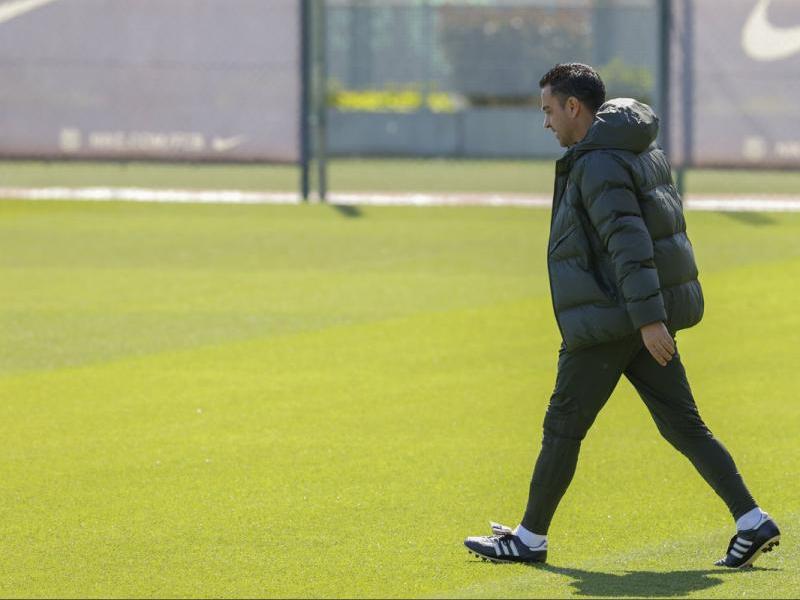 Xavi Hernández, caminant sobre la gespa de la ciutat esportiva Joan Gamper abans d’un entrenament