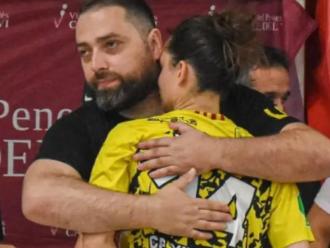 Lluís Rodero consola Victòria Porta en la semifinal de la copa