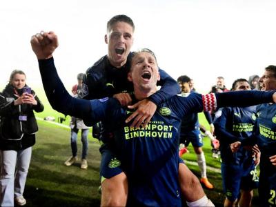 Luuk de Jong i Joey Veerman celebrant la victòria contra el Heerenveen