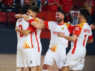 Els colomencs celebren un gol contra l’Alzira