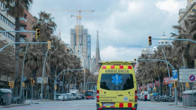 Una ambulància del Servei d’Emergències Mèdiques circulant per la dreta de l’Eixample de Barcelona La central de coordinació sanitària, on reben les trucades d’urgències per enviar les ambulàncies, un servei que no entra en la licitació