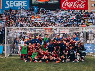 Jugadors i aficionats de l’Europa celebrant la victòria a Lleida