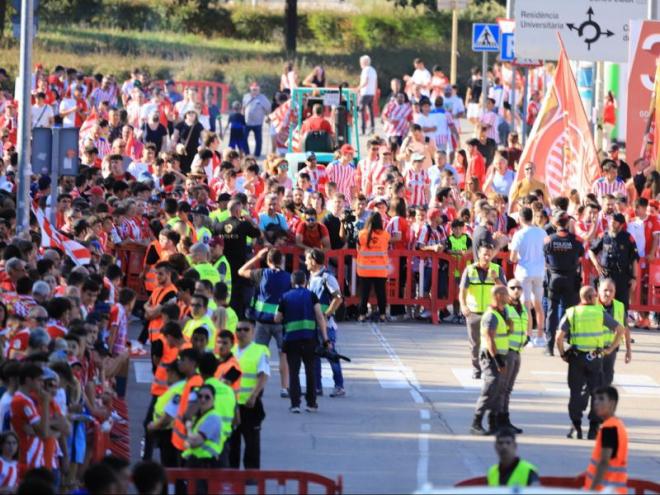 Els aficionats del Girona van fer una rebuda multitudinària a l’equip en l’anada de la final del play-off contra el Tenerife