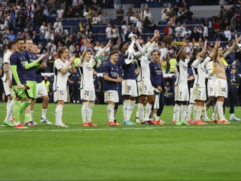 Els jugadors del Madrid celebren el triomf contra el Cadis.