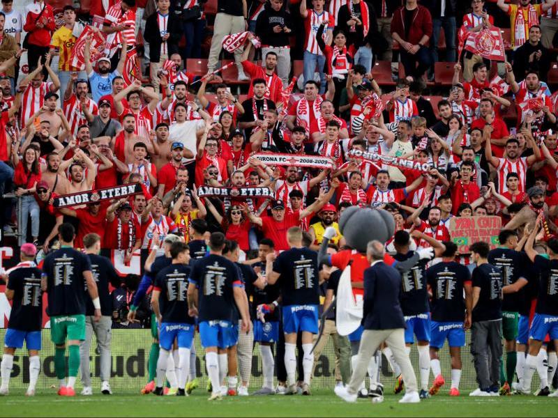 Els jugadors del Girona celebren amb la seva afició la classificació per a la Champions League