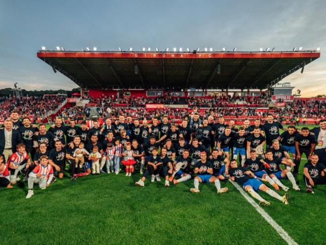 Els jugadors i el cos tècnic del Girona celebrant l’accés a la Champions després de la victòria contra el Barça a Montilivi