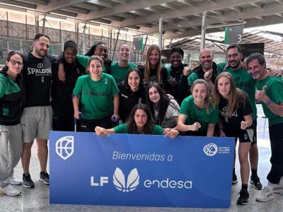 La Penya ahir a l’estació de Màlaga abans d’emprendre el retorn a Badalona per gaudir de l’ascens a Lliga Femenina