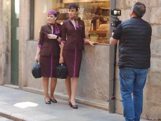 Dues hostesses de la aerolínia fent un reportatge fotogràfic a Girona
