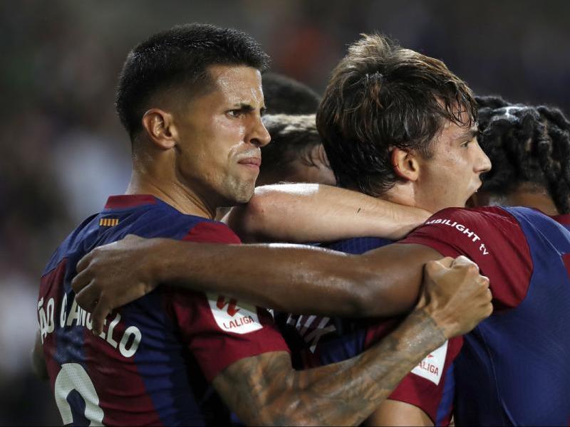 Cancelo i João Félix celebren un gol d’aquesta temporada amb la samarreta del Barça