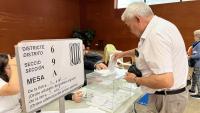 Un home vota al centre cívic Balàfia de Lleida