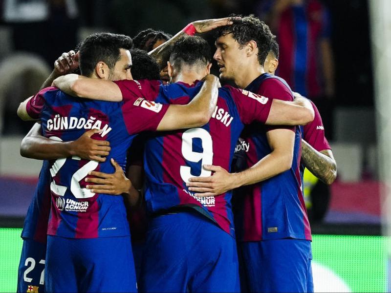 Els jugadors del Barça celebren el gol de Lamine Yamal ahir al Lluís Companys