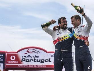 Jan Solans i el seu copilot, Rodrigo Sanjuan, celebren la seva victòria