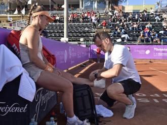 Bassols és atesa pel fisioterapeuta durant el torneig Solgironès WTA 125 de la Bisbal