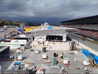 La construcció de la nova coberta i, al fons, el nou mirador del Circuit