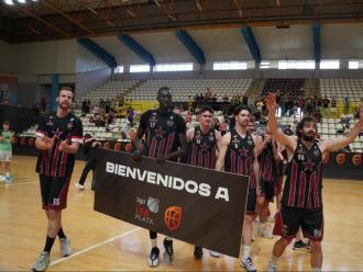 Els jugadors de la Bisbal Bàsquet celebrant l’ascens a LEB Plata