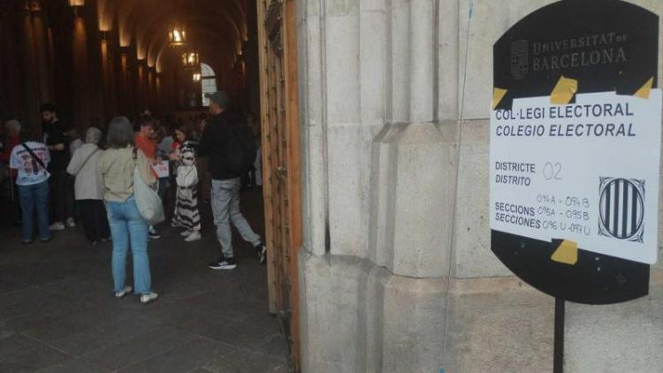 Col·legi electoral a la Universitat de Barcelona on hi ha l’acampada en suport a Palestina