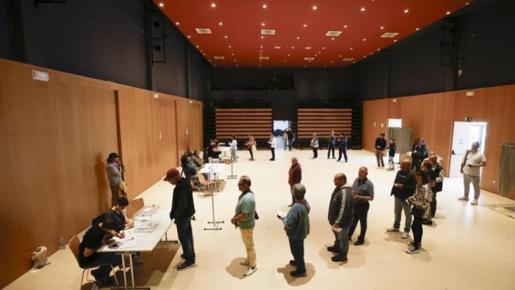 Cues per votar al Centre Cultural de la Roca del Vallès