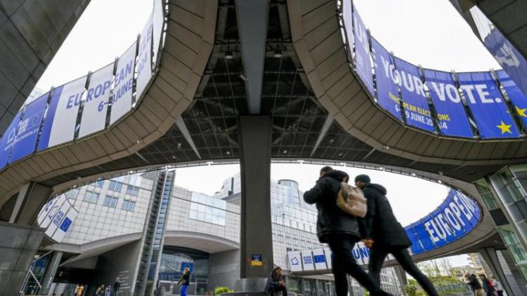 Uns vianants passen per l’edifici del Parlament Europeu a Brussel·les
