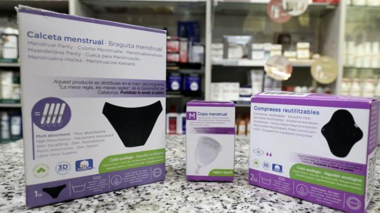 Dos dels productes d’higiene menstrual que es distribueixen des de principis de març a la majoria de les farmàcies catalanes