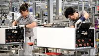 Treballadores de l’empresa alemanya Viessmann, dedicada a la fabricació de tecnologia per a calefacció, sistemes de climatització i refrigeració, a Allendorf