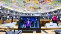 Imatge de la presidenta de la Comissió Europea, Ursula von der Leyen, en un monitor del Consell de la Unió Europea, a Brussel·les
