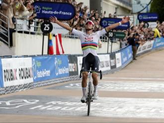 Mathieu Van der Poel alça els braços a la París-Roubaix 2024